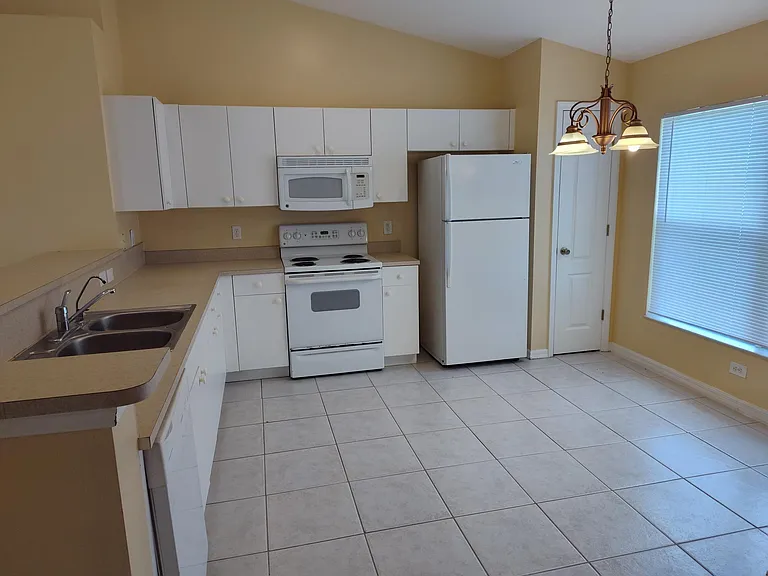 1109 NE 2nd Pl — Photo 5