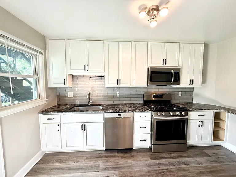 1608 Waltham Rd — Photo 1