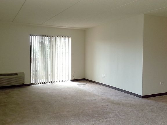 4th image of 1700 Wedgewood Dr APT 212