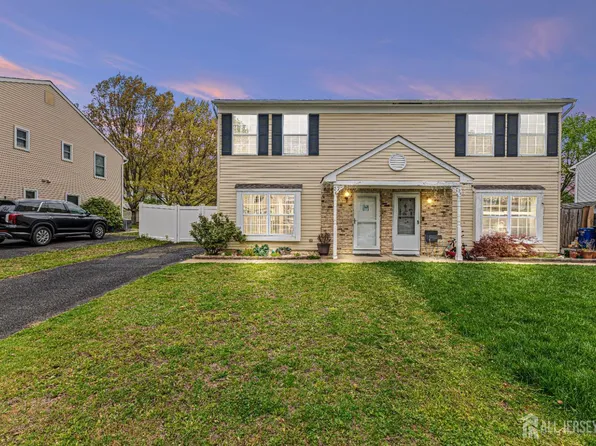 26 Brewster Cir, Old Bridge, NJ 08857