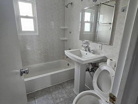 3rd image of 7645 167th St