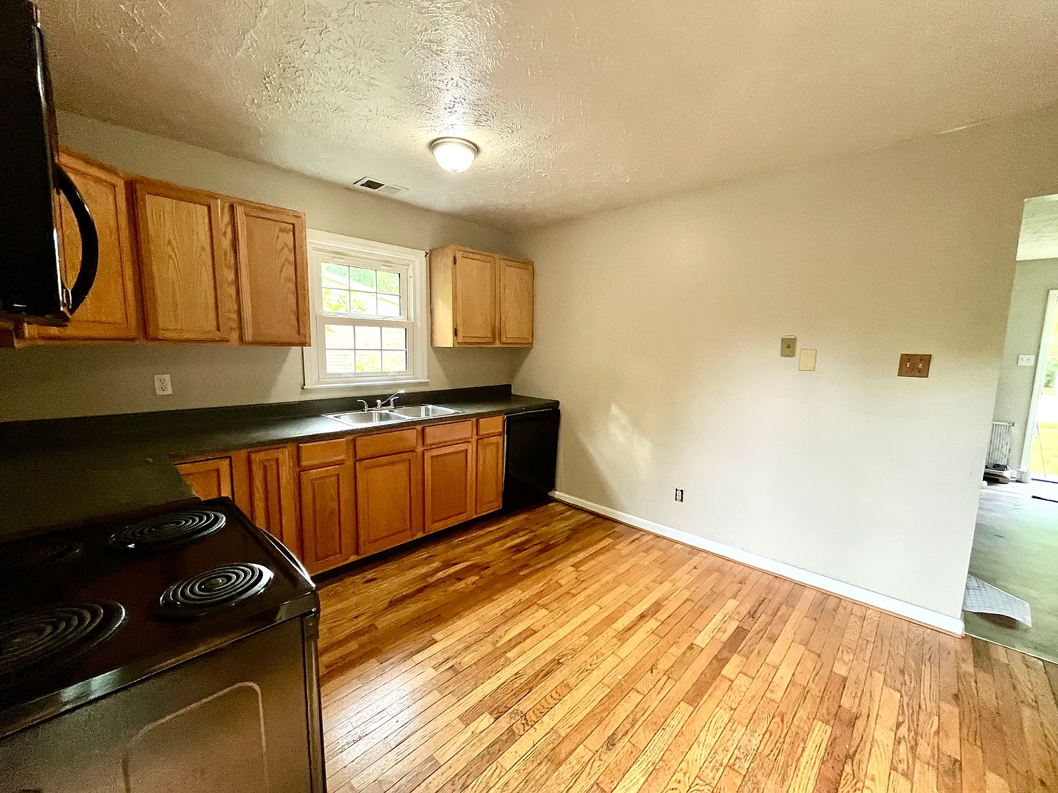 5 bed, 2322 sqft, $1,998 — Photo 2