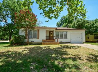 252 SE Newton Dr, Burleson, TX 76028