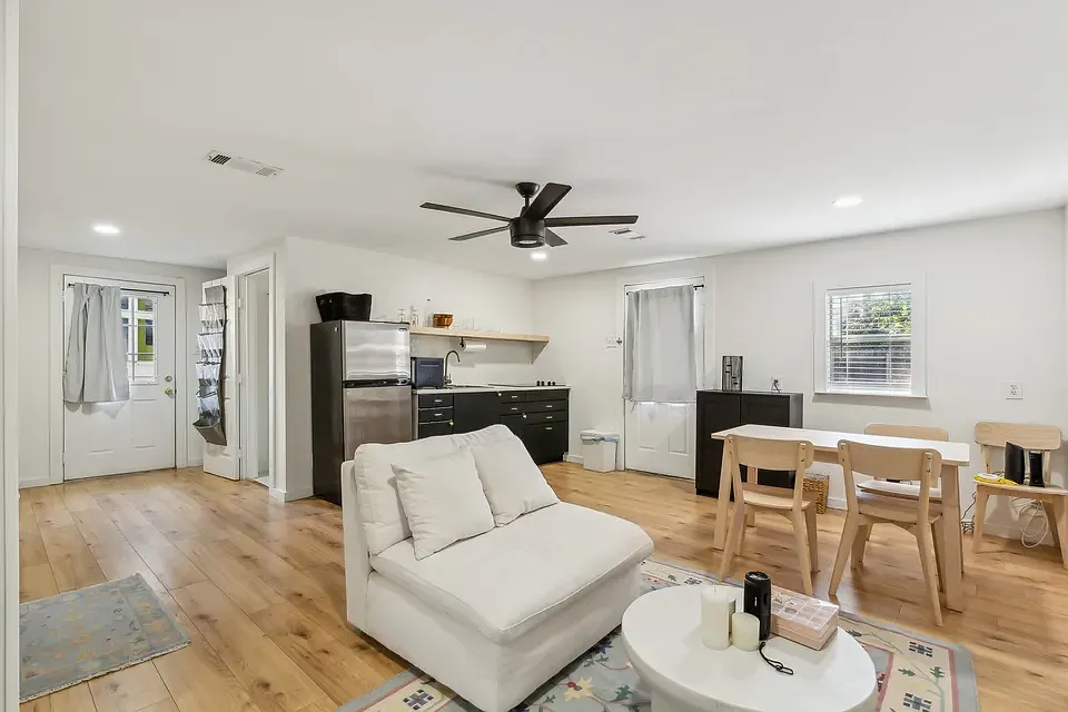 Studio, 580 sqft, $1,200 — Photo 2
