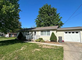 922 4th St, Carrollton, IL 62016