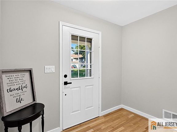 4th image of 23 Thistle Ct