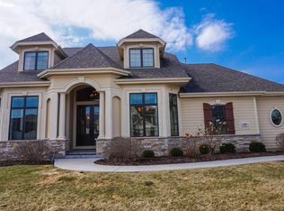 1133 Colonial Dr, Hartland, WI 53029