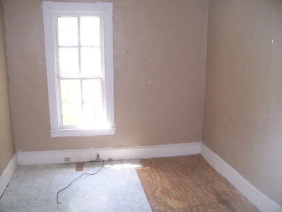 4th image of 605 Daisy St