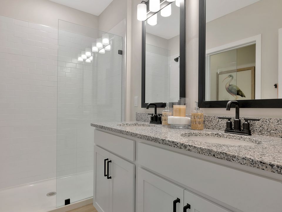 Primary bath with dual sinks