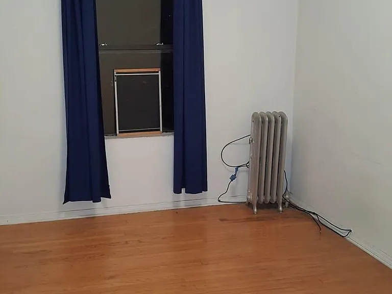 Big bedrooms with hardwoord floor