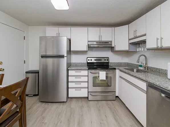 700 Robbins Ave APT 18, Dracut, MA 01826