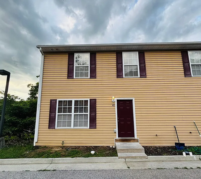 40 Station Ln NE
