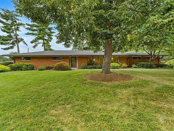 3rd image of 6 Green Oaks Dr