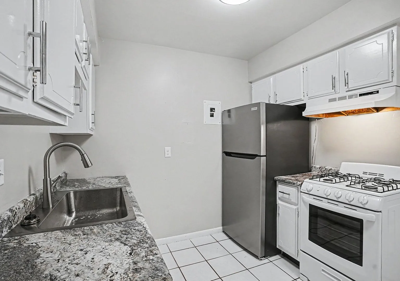 $300 off Move in Special! - Remodeled 2-Bed/1-Bath Westwood Townhome $1048 - Ask about our no sec... — Photo 2