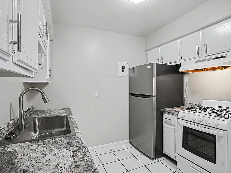 514-516 N Berkley St — Photo 6