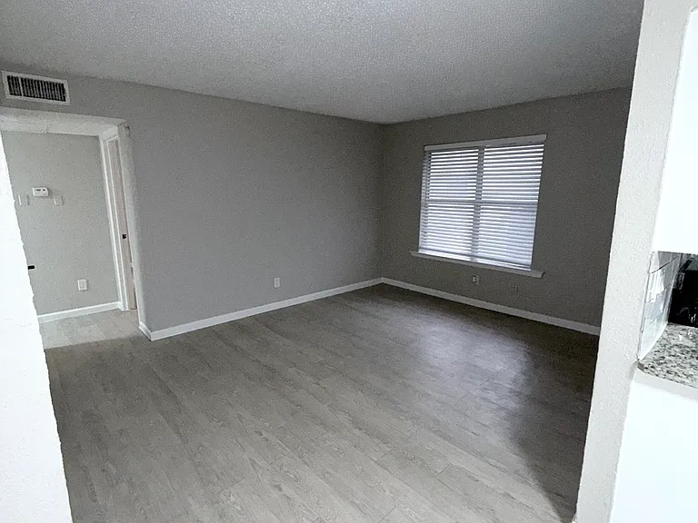 2750 E Ledbetter Dr — Photo 6