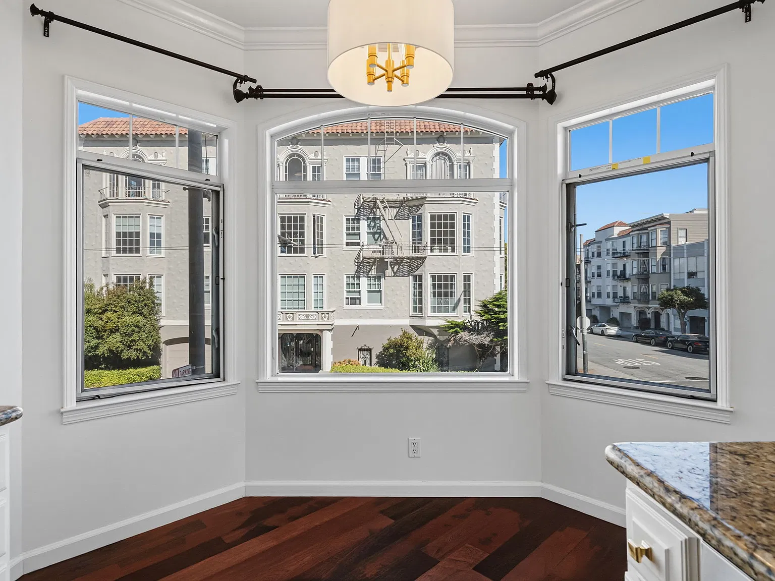 2 bed, 935 sqft, $7,995 — Photo 4