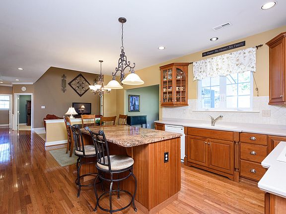 5th image of 354 Sterling Ln