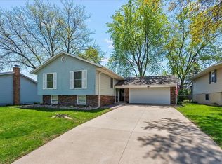 201 Spruce Hills Dr, Cedar Falls, IA 50613