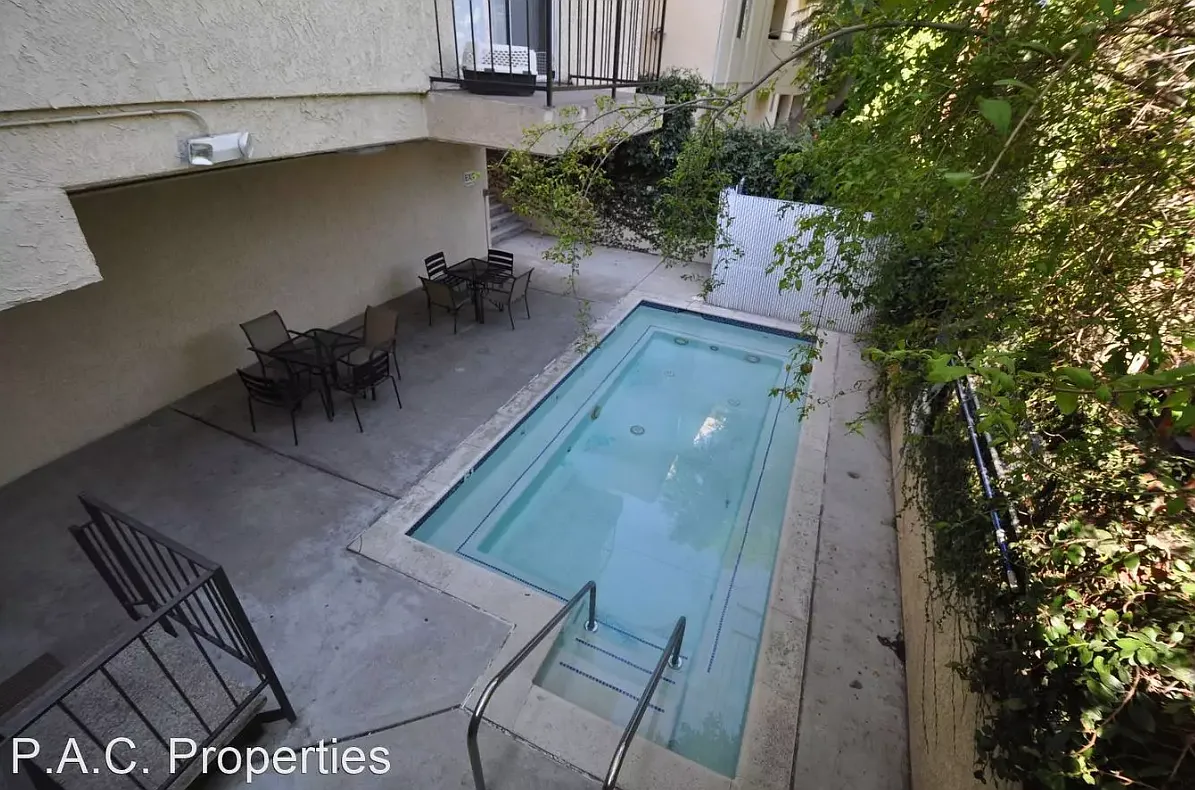 11505 Riverside Dr — Photo 2