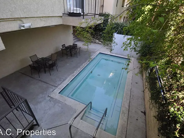 11505 Riverside Dr — Photo 3