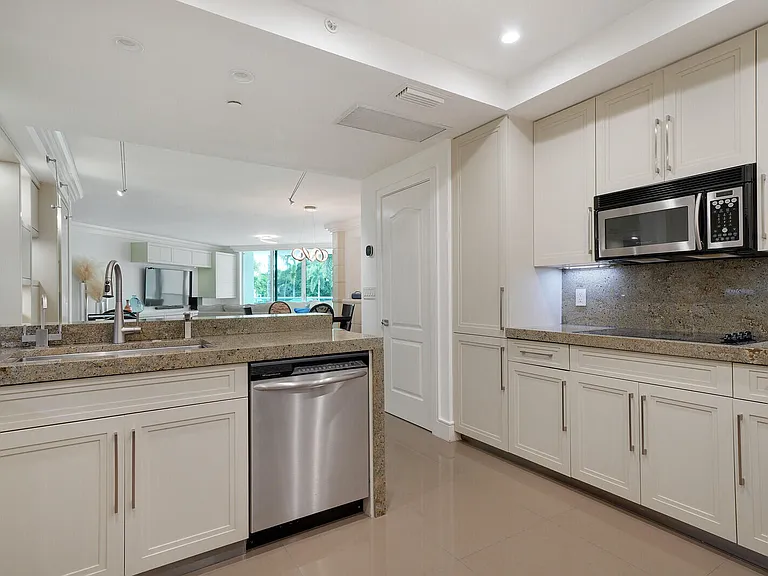 550 SE Mizner Blvd #B209 — Photo 20