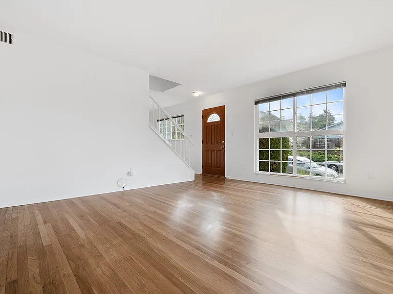 21 Windward Dr — Photo 2