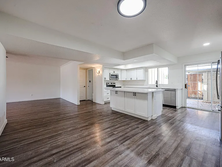 1803 W Maryland Ave — Photo 17