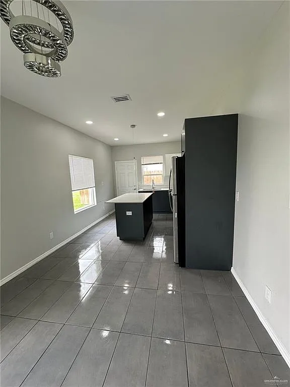 3 bed, 2.0 bath, 1050 sqft, $1,000 — Photo 3