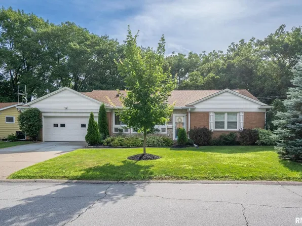 1723 Monterey Ct, Bettendorf, IA 52722