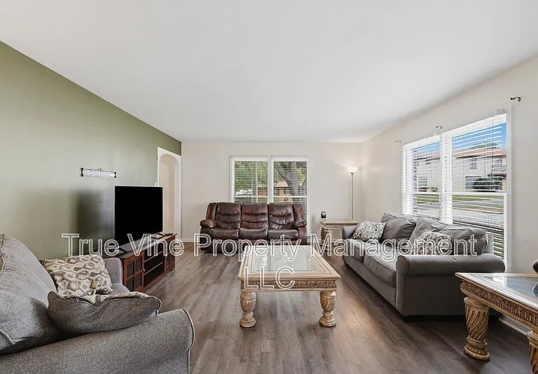 2423 W Gramercy Pl — Photo 6