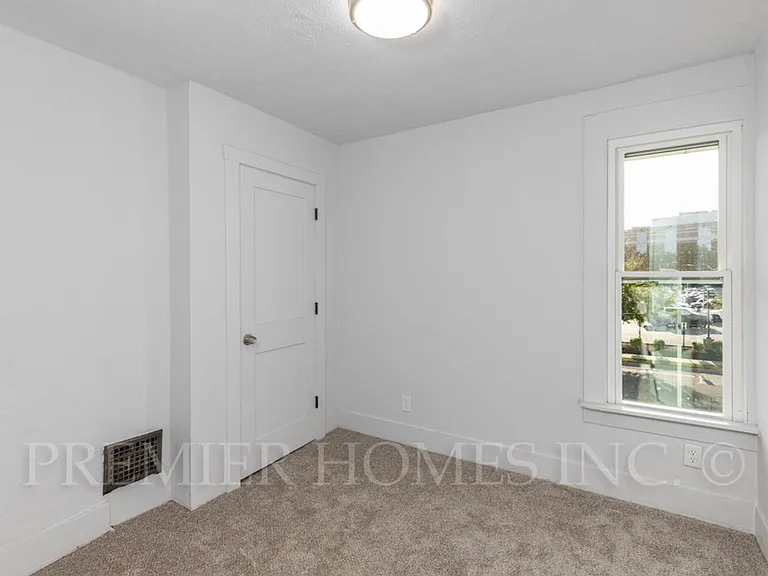 2327 6th St SW — Photo 12