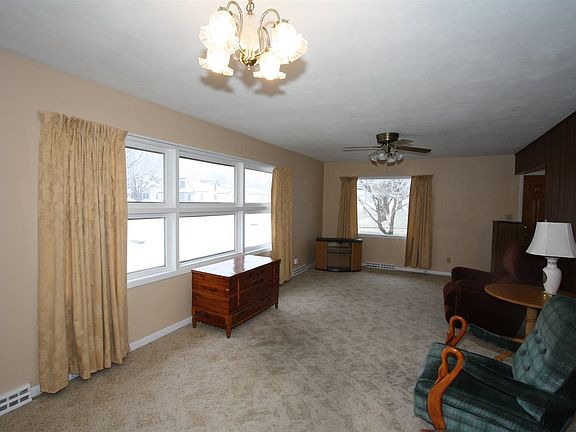 3rd image of 901 2nd Ave NE
