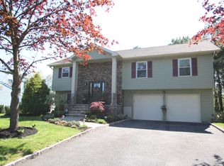 6 Roslyn Dr, Tinton Falls, NJ 07753