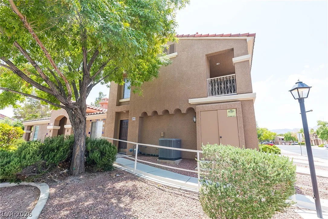 2 bed, 2.0 bath, 1083 sqft, $1,625 — Photo 2