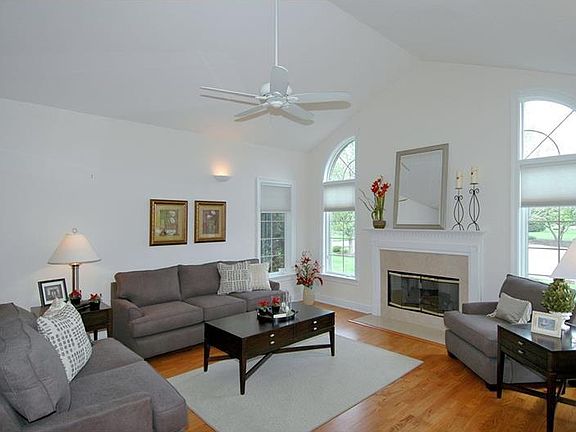2nd image of 805 Cherry Hill Dr