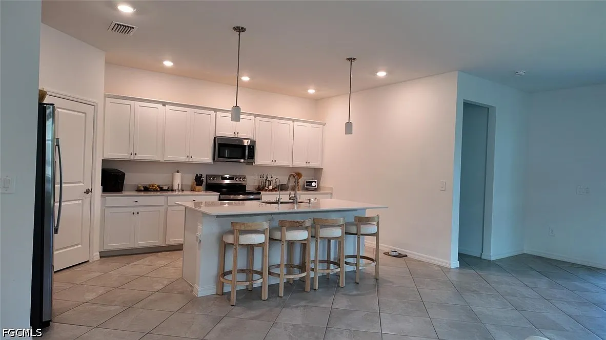 4 bed, 3.0 bath, 2032 sqft, $2,500 — Photo 2