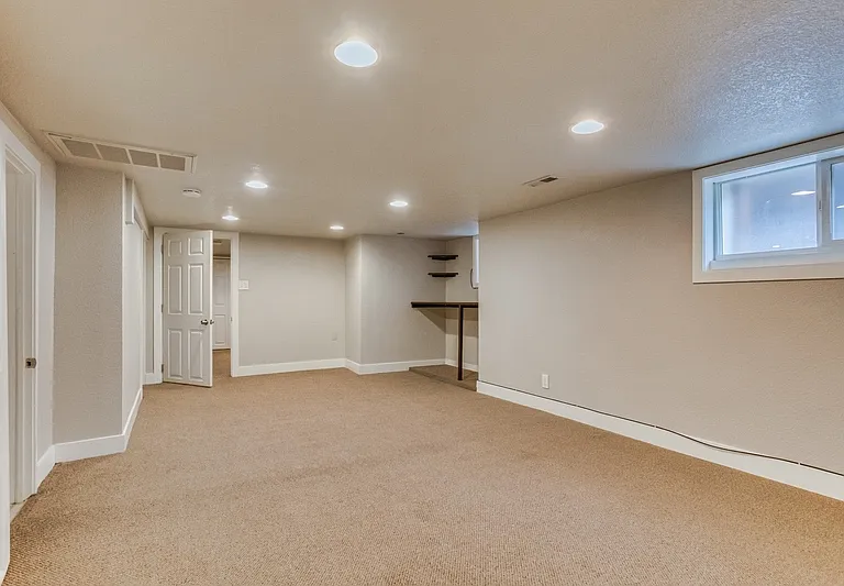 4435 N Clay St — Photo 27