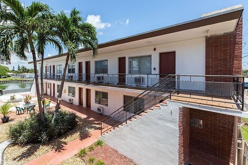 2nd image of 8220 Byron Ave APT 2