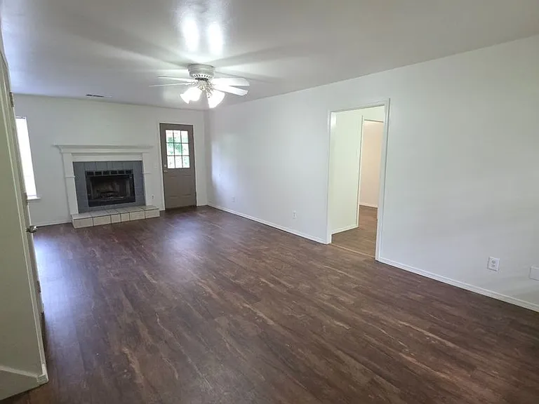 611 Preston Dr — Photo 2