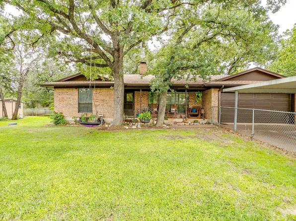 814 Branding Iron Trl, Granbury, TX 76049