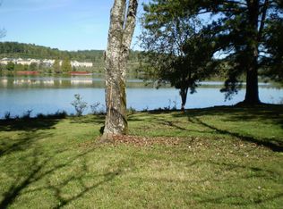 8005 River Dr, Oak Ridge, TN 37830