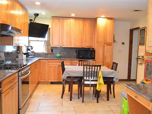 3rd image of 18 Meehan Ln