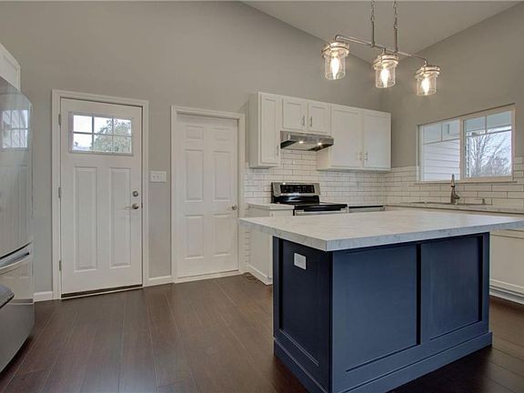 3rd image of 6645 Sunbury Dr