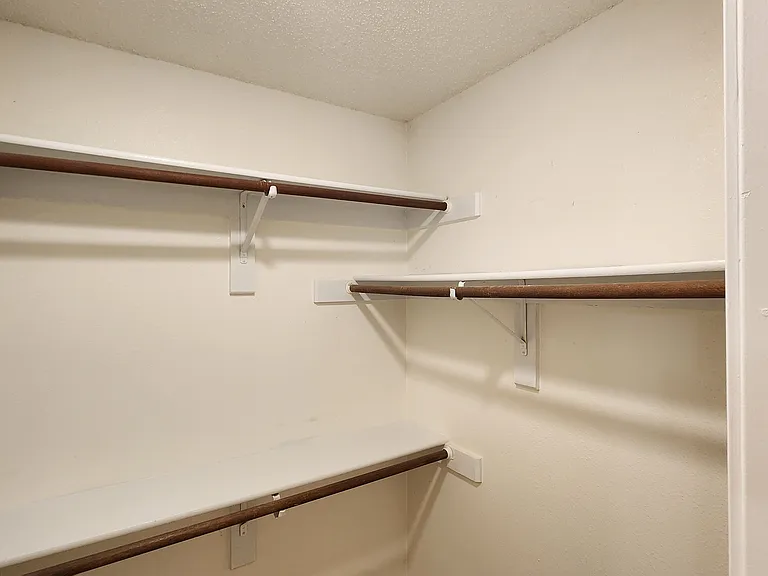 7713 Creek Wood Dr — Photo 11