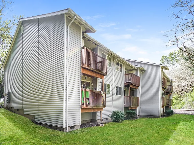 Crystal Lake Apartments — Photo 15
