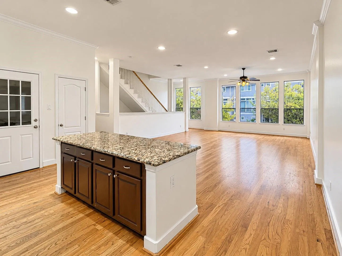3 bed, 3.5 bath, 2456 sqft, $3,750 — Photo 4