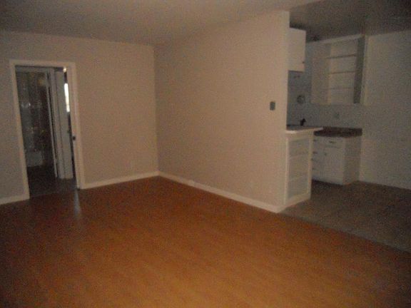 3rd image of 405 N Marengo Ave APT 4