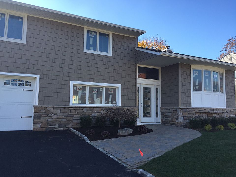 1st image of 10 Coronet Ln