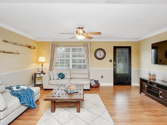 3rd image of 1415 Pinehurst Pl